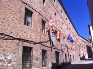 Detenido por dañar la puerta de la Escuela de Idiomas