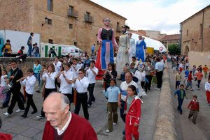 Los niños pueden inscribirse para participar en comparsa de Gigantes y Cabezudos