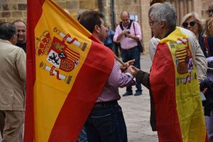 Un centenar de sorianos se concentran para rechazar el golpe separatista en Cataluña