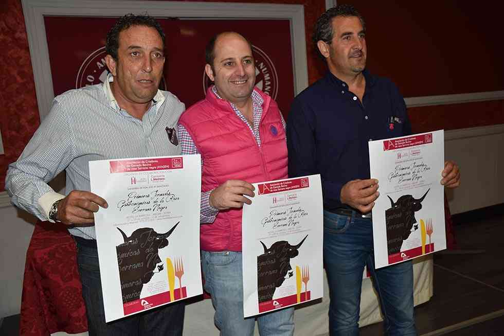 La raza negra soriana se sirve en la mesa en Abejar