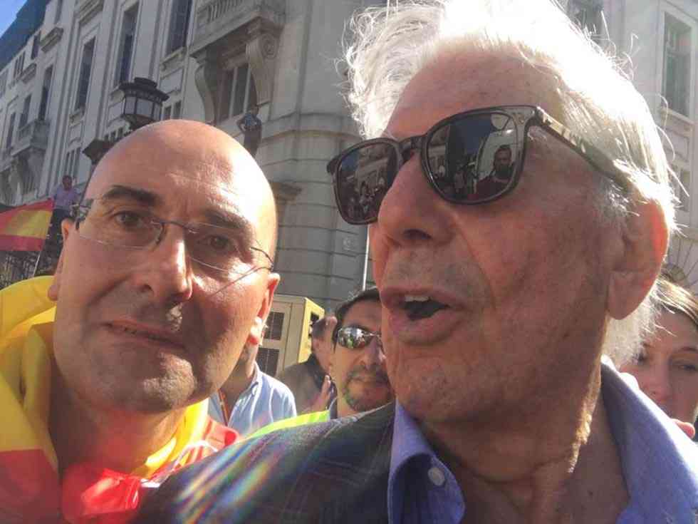 El senador socialista Alonso participa en Barcelona en la manifestación por la unidad