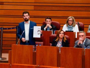 El PSOE abandona el pleno de las Cortes tras compararle el PP con Trapero y Puigdemont