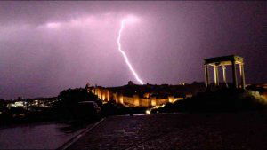 AEMET avisa del paso de un frente con fuertes lluvias y tormentas AEMET avisa del paso de un frente con fuertes lluvias y tormentas