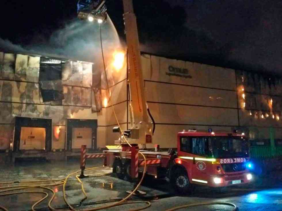 Un incendio calcina una fábrica de productos derivados de la leche Un incendio calcina una fábrica de productos derivados de la leche