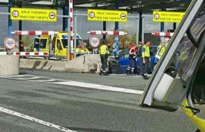 Una conductora muere al chocar contra la mediana del peaje de Sanchidrián