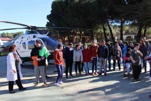 El helicóptero del Servicio de Montaña de la Guardia Civil aterriza en el Santa Isabel