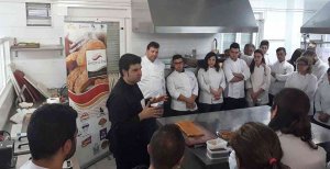 Estudiantes de Hostelería de Burgos y Soria aprenden a cocinar el Mejor Torrezno de Soria