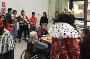 Los Reyes Magos visitan las residencias