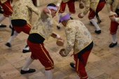 San Leonardo se emociona con las danzas del paloteo
