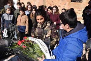 Flores y versos de Machado para recordarle en el 79 aniversario de su muerte