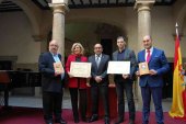 Isaac Páez y Sol García recogen los premios de poesía de la Diputación