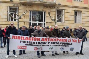 Los policías locales se concentran para urgir la jubilación anticipada