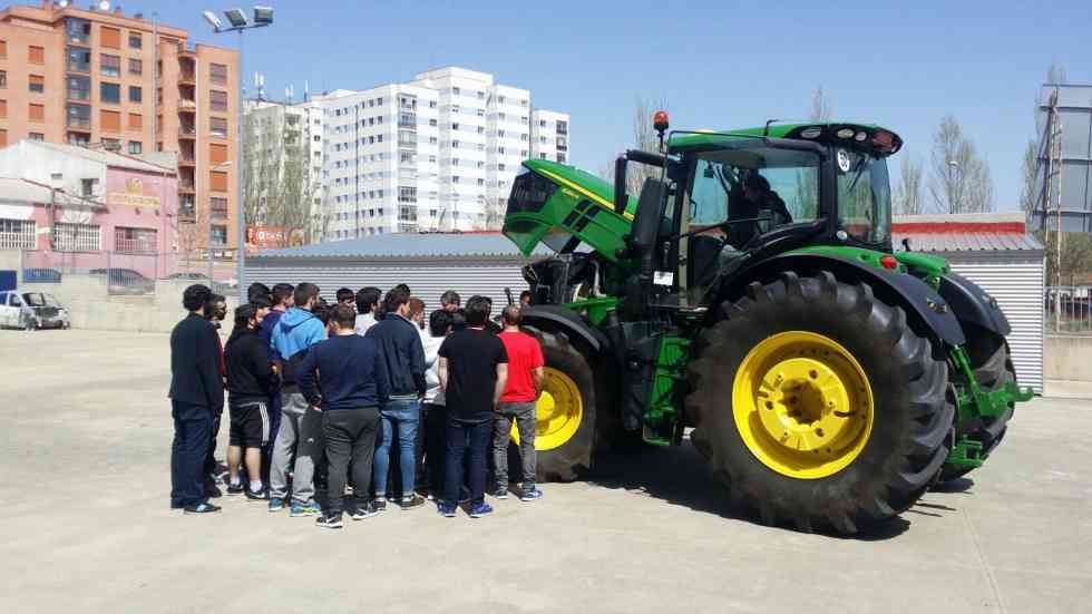 Exhibición y demostración de John Deere en el CIFP Pico Frentes Exhibición y demostración de John Deere en el CIFP Pico Frentes