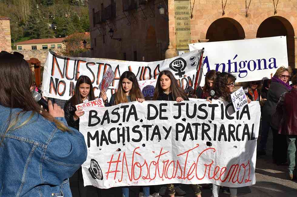 Medio millar de sorianos gritan "No es no" en contra de "La Manada" y la Justicia