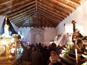 La nieve marca la celebración del Viernes Santo en San Leonardo