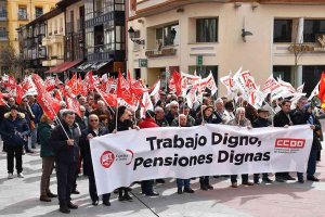 Trescientas personas se movilizan para reclamar pensiones dignas