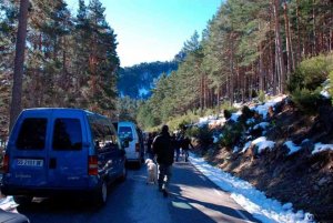 Regulación de vehículos en la Laguna Negra durante el puente del 1º de Mayo