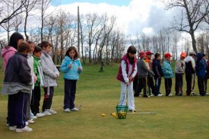 Más de doscientos escolares se inician en el golf en Morón de Almazán