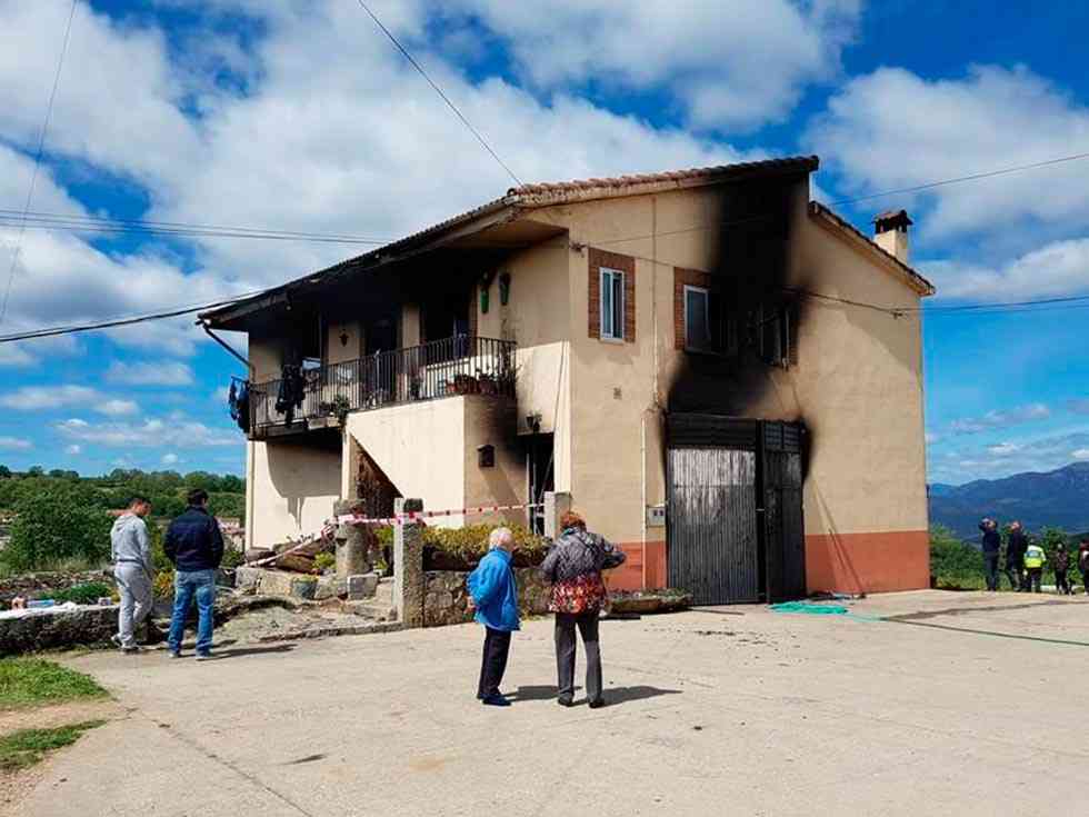 Fallece un bombero en la extinción del incendio de una vivienda Fallece un bombero en la extinción del incendio de una vivienda