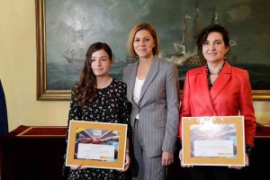 Alumna del instituto Castilla recoge premio de concurso "Carta a un militar español"