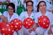 Besos y globos en el Día del Niño Hospitalizado