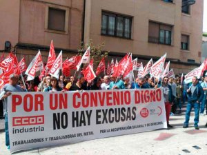 Concentración sindical a las puertas de la sede de la patronal