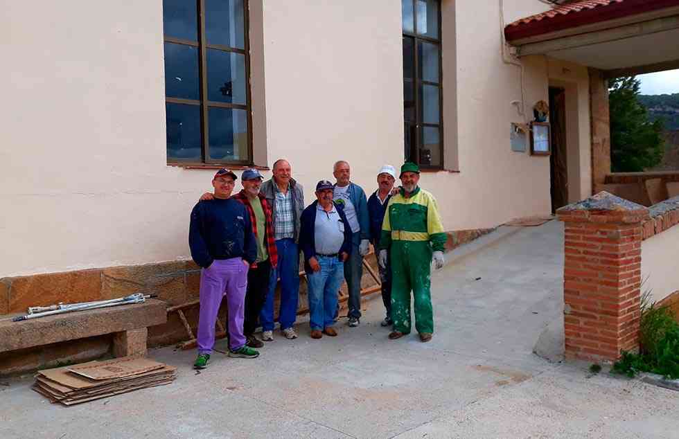 Trabajo voluntario para mejorar Hinojosa de la Sierra Trabajo voluntario para mejorar Hinojosa de la Sierra