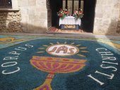 Trescientos voluntarios colaboran en alfombras florales