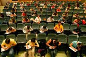 Casi 20.000 aspirantes para profesor se examinan este sábado