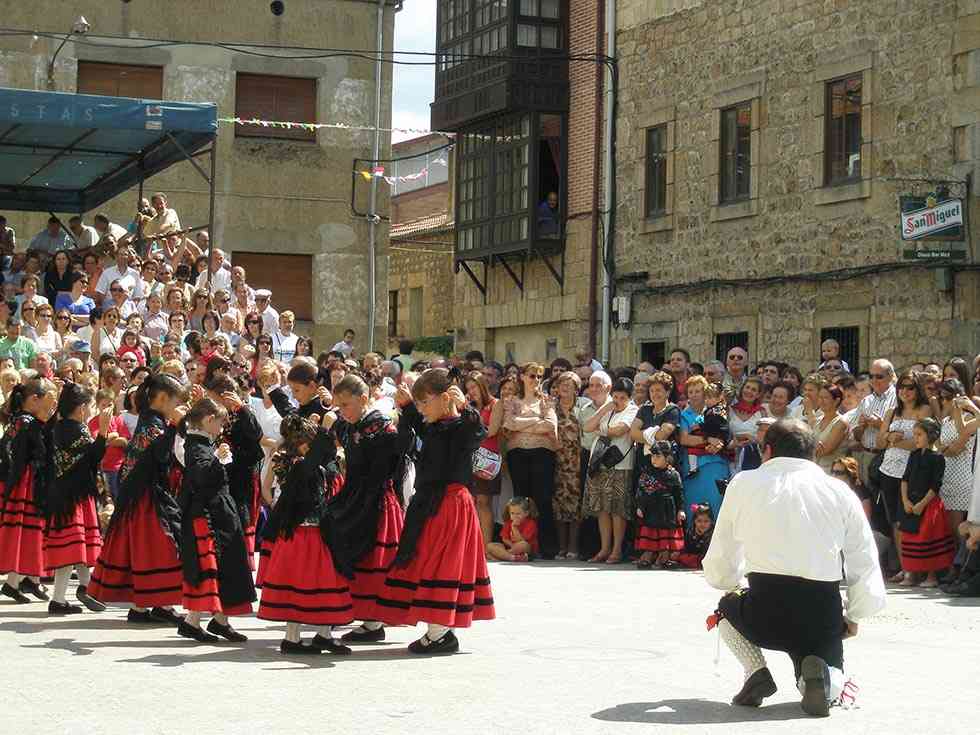 Duruelo celebra la IV edición del Certamen de Folklore Tradicional Duruelo celebra la IV edición del Certamen de Folklore Tradicional