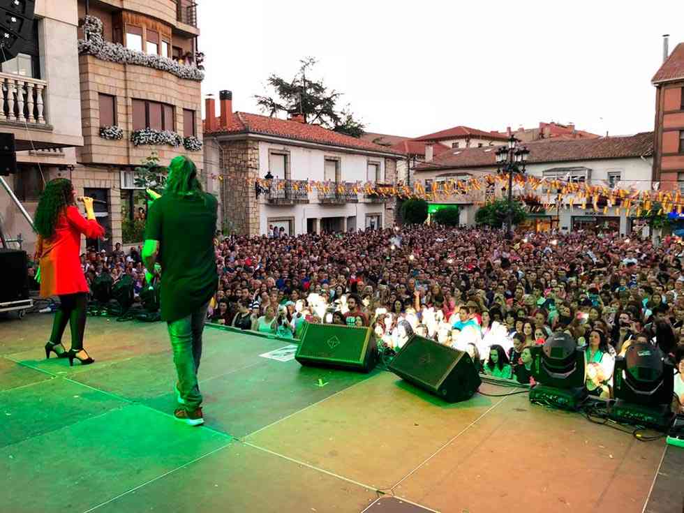Cuatro mil personas disfrutan de Camela en San Leonardo