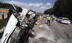 Tres heridos graves en choque frontal de dos vehículos en N-122