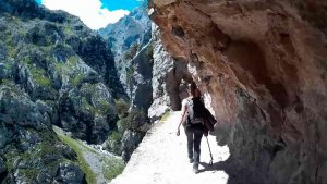 Fallece un senderista tras despeñarse en la ruta del Cares