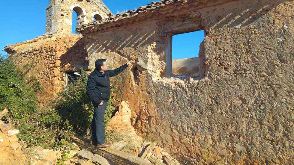 Roban piedras de sillería y rejas de la iglesia de Valdegrulla