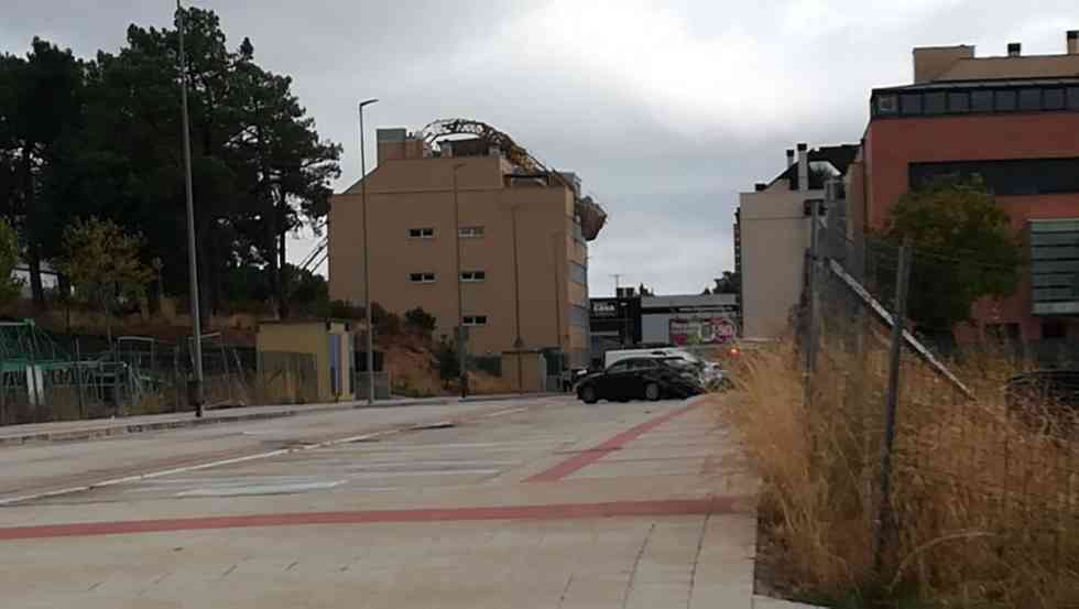 Una grúa se precipita en bloque de viviendas en Camaretas