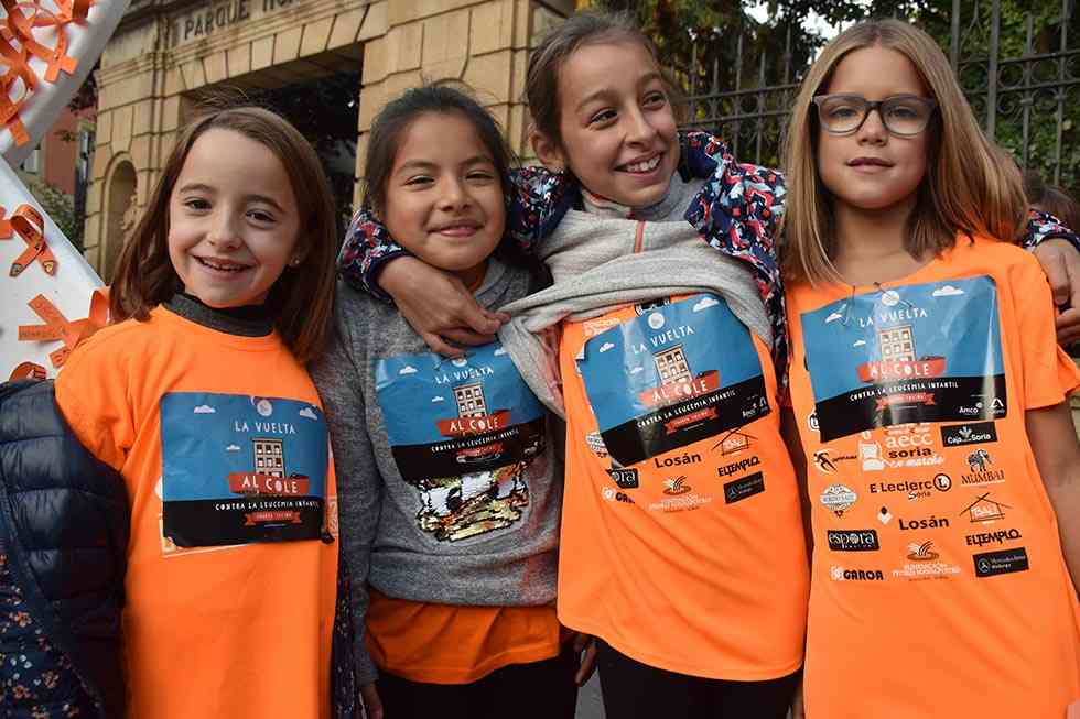 Cuatrocientos escolares marchan contra el cáncer infantil Cuatrocientos escolares marchan contra el cáncer infantil