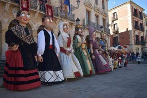 Don Saturio y doña Blanca completan la comparsa de gigantes y cabezudos