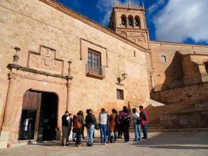 La Diputación avanza en preparativos de exposición sobre vestidos de novia