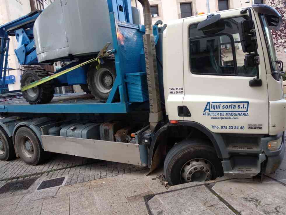 Un camión, hundido en la plaza del Vergel Un camión, hundido en la plaza del Vergel