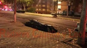 El asfalto "se traga" un coche en Zamora