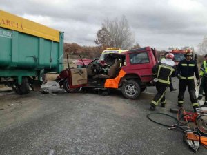 Conductor de 83 años choca con su vehículo con un tractor