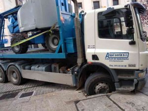 Un camión, hundido en la plaza del Vergel