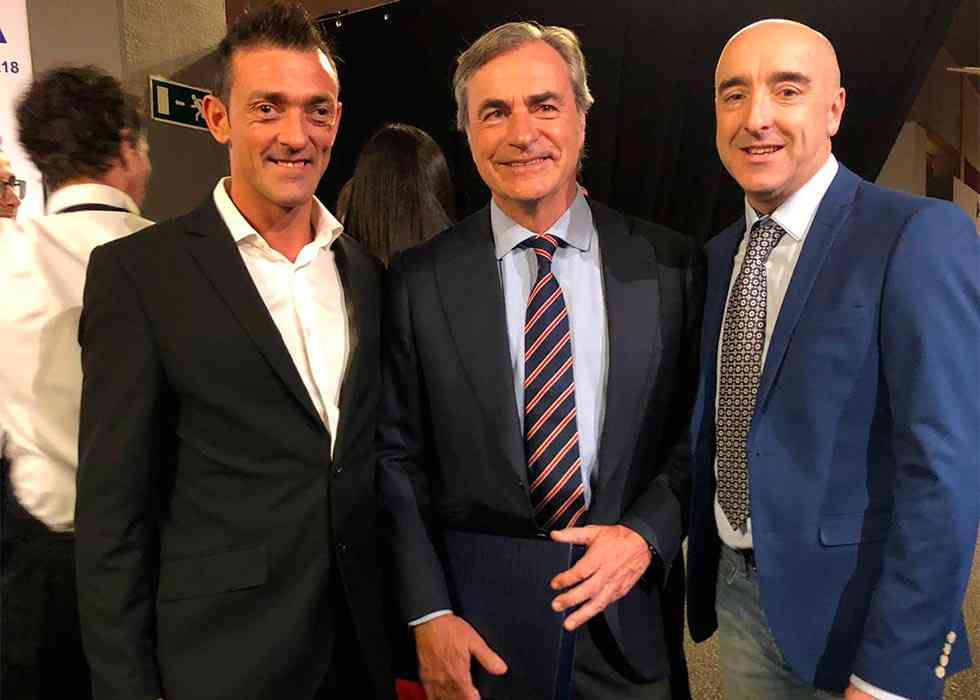 Agustín Álvaro recoge su premio como campeón de España Agustín Álvaro recoge su premio como campeón de España