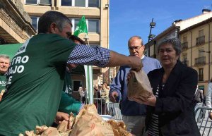 Reparto de torreznos y chorizos para reivindicar el sector porcino