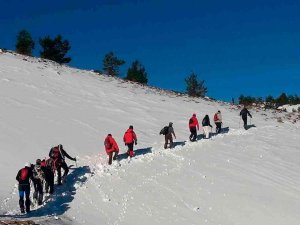 El Club de Montaña Los Pelendones sube dos belenes