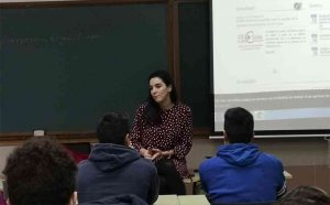 Elvira Ruiz anima al emprendimiento a los alumnos del IES Virgen del Espino