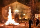 San Leonardo quema su luminaria en Nochebuena