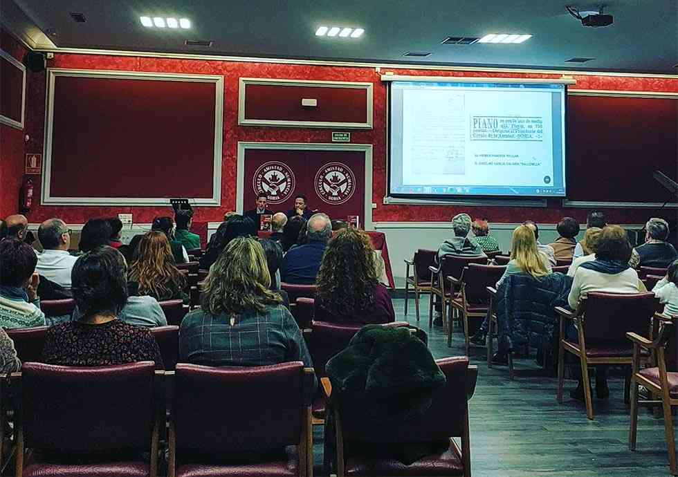 El público responde a presentación del libro "El Gran Piano de la Amistad" El público responde a presentación del libro "El Gran Piano de la Amistad"