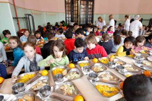 Podemos exige reabrir las cocinas propias de los centros escolares