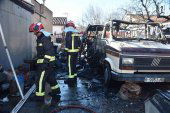 Arde una autocaravana en una vivienda de la barriada Arde una autocaravana en una vivienda de la barriada